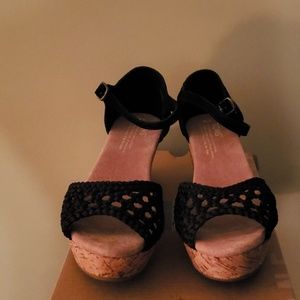 Toms platform wedge in black size 6